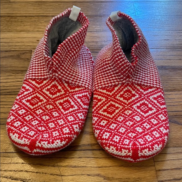 Bombas Cozy Red and White Knit Design Slippers with Rubber Grippers Sz M - Picture 4 of 6